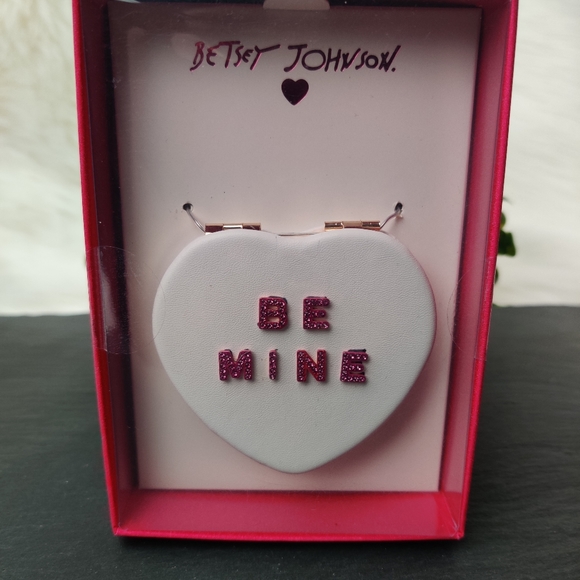Betsey Johnson Compact "Be Mine" - Picture 3 of 6